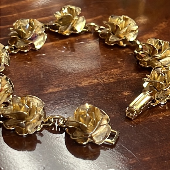 BEAUTIFUL ROSE BLOOMS GOLD BRACELET - Picture 10 of 10